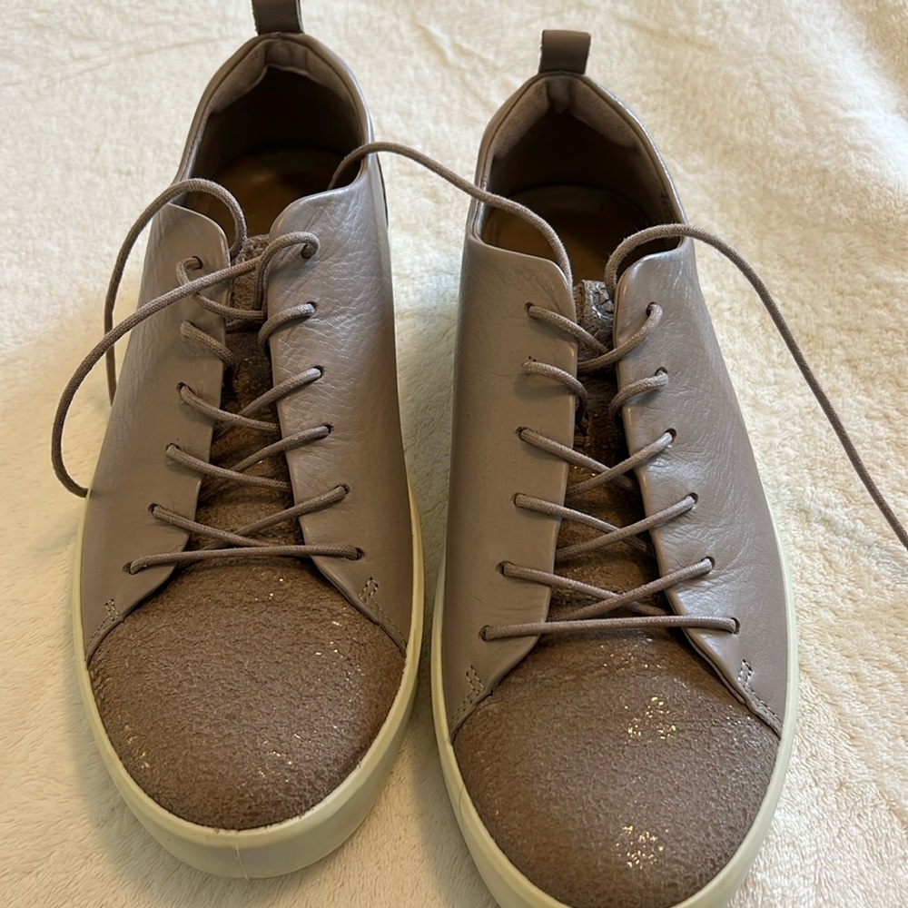 Women’s Ecco casual leather tennis shoe 9 (EU 40)- grey